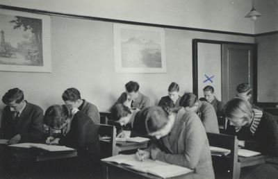 351677 Afbeelding van een klas met leerlingen van de Christelijke kweekschool Rehoboth (Maliebaan 89) te Utrecht, met ...